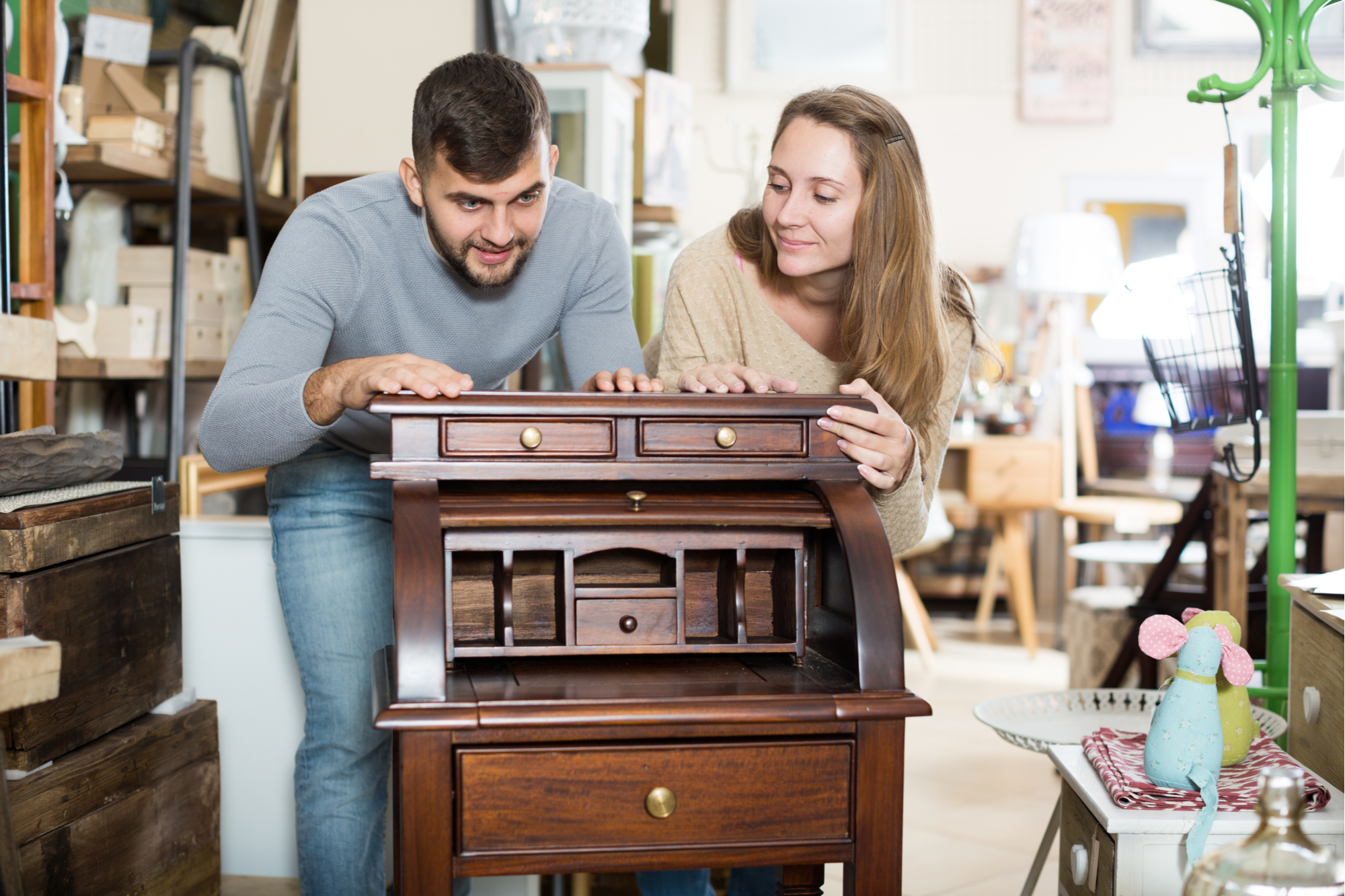 Finding antiques in Irondale Pickers BearFotos © Shutterstock