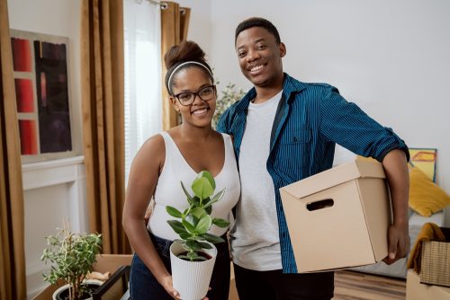 Couple with boxes moving into new home ©Trzykropy