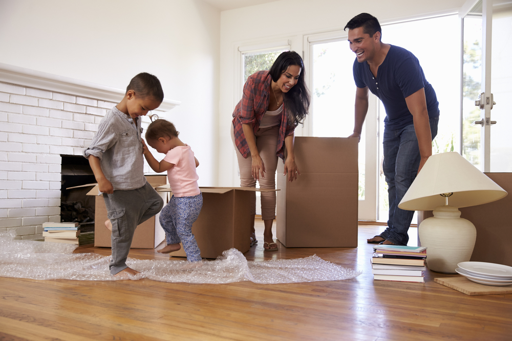Family moving into move-in-ready home ©Monkey Business Images
